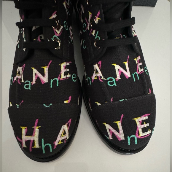 AUTH  19P $1950 CHANEL TWEED PRINTED LOGO LACE UP COMBAT BOOTS 39.5/8.5 - Picture 6 of 8